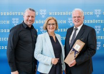 Landeshauptfrau Johanna Mikl-Leitner mit dem neuen Bürgermeister von Krems, Peter Molnar (l.) und Bürgermeister a. D. Reinhard Resch (r.).