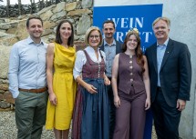 Bei der Eröffnung des 31. Weinherbstes Niederösterreich: Landeshauptfrau Johanna Mikl-Leitner mit (v.l.) Christian Gruber, Maria Wegscheider und Ewald Gruber vom Bio-Weingut Gruber-Röschitz, Weinkönigin Marie I. und Michael Duscher (GF NÖ Werbung).