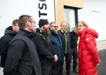 Landeshauptfrau Johanna Mikl-Leitner im Gespräch mit dem Team des Wirtschaftshofes Wöllersdorf-Steinabrückl, das seine Arbeit nun - statt an 17 Einzelplätzen - an einem zentralen Ort verrichten kann.