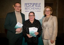 Programmpräsentation der Festspiele Reichenau 2025 im Theatermuseum in Wien mit Geschäftsführer Billy Vavken, Intendantin Maria Happel und Landeshauptfrau Johanna Mikl-Leitner (v.l.n.r.)