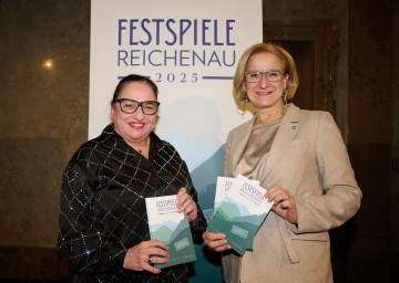 Maria Happel und Landeshauptfrau Johanna Mikl-Leitner präsentierten im Theatermuseum in Wien das Programm der Festspiele Reichenau 2025 (v.l.n.r.)