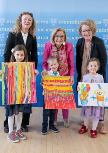 (v.l.n.r.) Mona Jas, künstlerische Leiterin des KinderKunstLabor, mit Valentina, Landeshauptfrau Johanna Mikl-Leitner mit Moritz und Landesrätin Christiane Teschl-Hofmeister mit Emma.