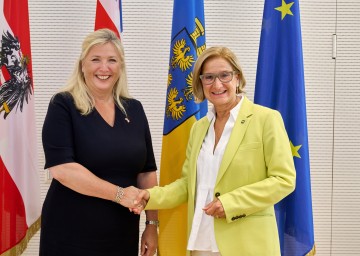 Lindsay Skoll, Botschafterin des Vereinigten Königreichs in Österreich, und Landeshauptfrau Johanna Mikl-Leitner.