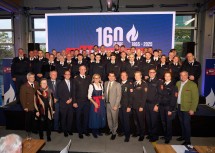 Gruppenfoto mit allen Ausgezeichneten, inklusive dem Team Hochwasser mit Landeshauptfrau Johanna Mikl-Leitner und Bürgermeister Christian Gepp (vorne, Mitte).