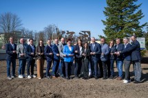 Landesrat Anton Kasser (6.v.r.) und Brigitte Bartmann, Präsidentin des Lions Club Neuhofen – Wiege Österreichs (8.v.r.), mit Sponsoren und Ehrengästen beim Durchschneiden des Bandes.