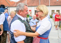 Landeshauptfrau Johanna Mikl-Leitner und Lanzenkirchens Bürgermeister Bernhard Karnthaler.