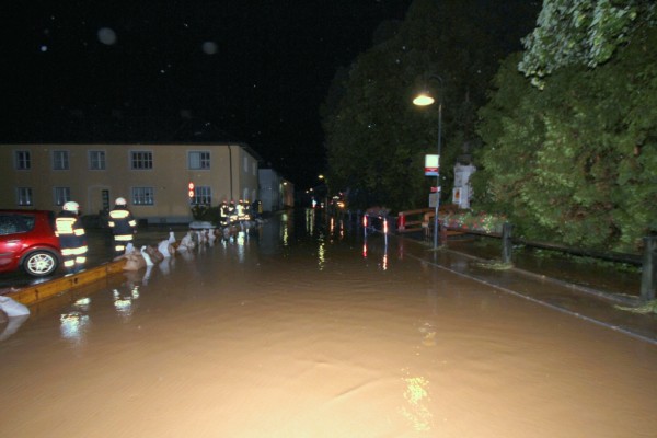 Einsatzkräfte auf überfluteter Straße in St. Pölten