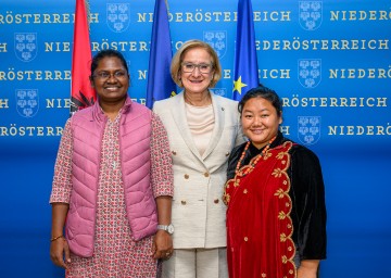 Sr. Anthonia Soosaiappan, Direktorin von Opportunity Village Nepal, Landeshauptfrau Johanna Mikl-Leitner und Babita Gurung , Sozialarbeiterin und einst selbst Projektteilnehmerin.