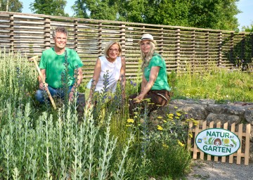 Im Bild von links nach rechts: Prokurist Thomas Uibel, Landeshauptfrau Johanna Mikl-Leitner und Gartenleiterin Susanne Leeb im „Garten im Klimawandel“ auf der Garten Tulln 