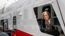 Landeshauptfrau Johanna Mikl-Leitner im neuen Cityjet.