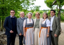 (v.l.n.r.): Klubobmann Kurt Hackl, ehemaliger Vorsitzender des Aufsichtsrates der Weinviertel Tourismus GmbH, Bezirkshauptmann Andreas Strobl, Bürgermeisterin Magdalena Batoha (Leobendorf), Landeshauptfrau Johanna Mikl-Leitner, Bürgermeisterin Sabine Hopf (Leitzersdorf) und Landtagsabgeordneter und Bürgermeister Christian Gepp (Korneuburg) freuen sich über 15 Jahre „Tafeln in Weinviertel“.