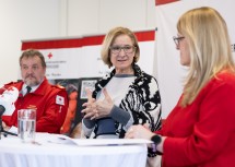 Präsident Hans Ebner, Landeshauptfrau Johanna Mikl-Leitner und Landesrätin Ulrike Königsberger-Ludwig zogen in der Bezirksstelle St. Pölten die RK-Bilanz für das Jahr 2024.