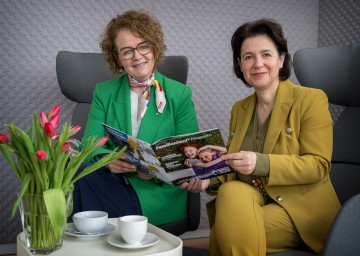 Familien-Landesrätin Christiane Teschl-Hofmeister mit Familienland Niederösterreich GmbH-Geschäftsführerin Barbara Trettler.