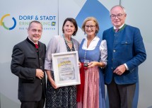 Goldenes Ehrenzeichen der NÖ Dorf- & Stadterneuerung für Landeshauptfrau Johanna Mikl-Leitner aus den Händen von Geschäftsführer Johannes Wischenbart, Obfrau Maria Forstner und LH-Stellvertreter Stephan Pernkopf