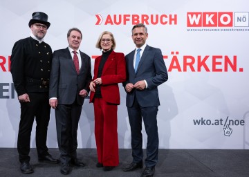 Neujahrsempfang unter dem Motto „Aufbruch – Unternehmertum stärken“: Rauchfangkehrer-Innungsmeister Matthias Vetiska, Wirtschaftskammer-Präsident Wolfgang Ecker, Landeshauptfrau Johanna Mikl-Leitner und Wirtschaftsminister Wolfgang Hattmannsdorfer.