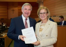 Verabschiedung von Pensionisten aus dem NÖ Landesdienst in St. Pölten. Im Bild: Landeshauptfrau Johanna Mikl-Leitner mit Regierungsrat Gerhard Noe, viele Jahre als „Mister Straße“ in mehreren Regierungsbüros für den NÖ Straßendienst zuständig