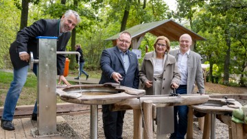 Gerhard Stark, Geschäftsführer Amethyst Welt Maissau, Franz Kloiber, Bürgermeister der Stadtgemeinde Maissau, Landeshauptfrau Johanna Mikl-Leitner und ecoplus Geschäftsführer Helmut Miernicki 