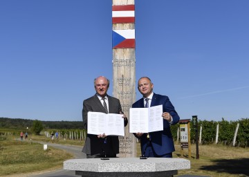 Landeshauptmann Dr. Erwin Pröll und Kreishauptmann JUDr. Michal Hasek unterzeichneten die Kooperationsvereinbarung über die grenzüberschreitende Zusammenarbeit im Rettungsdienst zwischen dem Land Niederösterreich und dem Kreis Südmähren.