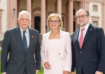 Landeshauptfrau Johanna Mikl-Leitner mit  dem Hohen Vertreter der EU für Außen- und Sicherheitspolitik und Vizepräsidenten der EU- Kommission Josep Borrell Fontelles (li.) und Bundesminister Alexander Schallenberg (re.) beim 28. Europa-Forum Wachau.