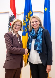 Landeshauptfrau Johanna Mikl-Leitner gratulierte Bezirkshauptfrau Renate Giller-Schilk zur Ernennung.