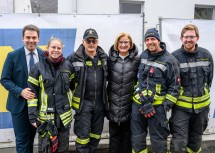 Landeshauptfrau Johanna Mikl-Leitner und Bürgermeister Manuel Aichberger mit der Freiwilligen Feuerwehr Lilienfeld, die bei der Eröffnung für die Sicherheit der Gäste sorgten.