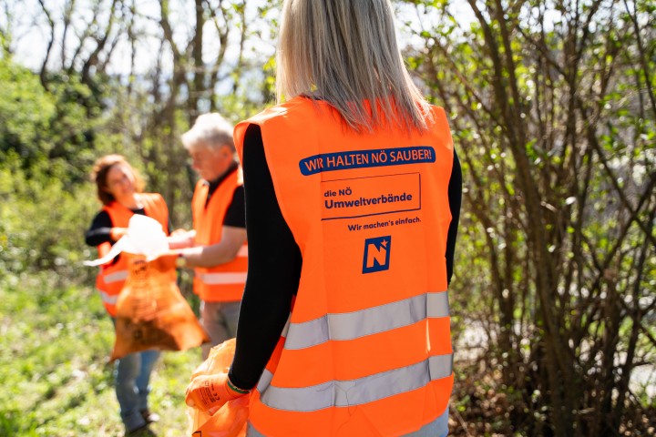 Teilnehmer bei der Müllsammelaktion