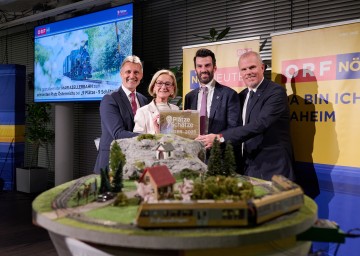 Bei der Siegesfeier für den ersten Platz der Mariazellerbahn bei der ORF-Show „9 Plätze, 9 Schätze“ im Landesstudio St. Pölten (v.l.n.r.): Wolfgang Schroll (CEO NÖVOG), Landeshauptfrau Johanna Mikl-Leitner, Verkehrslandesrat LH-Stellvertreter Udo Landbauer und Michael Hasenöhrl, CFO NÖVOG.