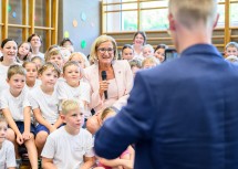 Landeshauptfrau Johanna Mikl-Leitner und die Kinder der neuen Volksschule Raxendorf wünschen allen Schülerinnen und Schülern in Niederösterreich einen guten Schulstart.