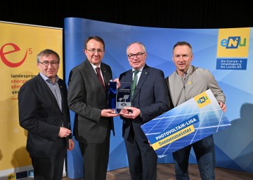 Bei der Auszeichnung (v.l.) eNu-Geschäftsführer Herbert Greisberger, Bürgermeister Matthias Stadler, LH-Stellvertreter Stephan Pernkopf und Ex-Fussballer Toni Pfeffer.