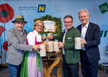 Im Bild von links nach rechts: Waldviertel-Tourismus Aufsichtsratsvorsitzender Fritz Weber, Landeshauptfrau Johanna Mikl-Leitner, Waldviertel-Tourismus Geschäftsführer Tom Bauer und Karl Schwarz von der Traditionsbrauerei Zwettl