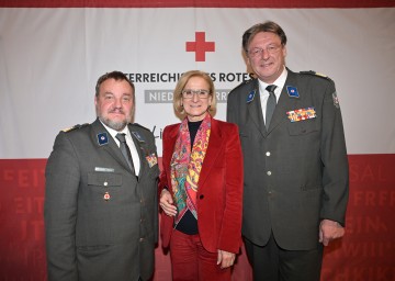 Landeshauptfrau Johanna Mikl-Leitner mit dem neuen Präsidenten des Roten Kreuzes Niederösterreich Hans Ebner (li.) und dem ehemaligen Präsidenten und nunmehr Ehrenpräsidenten Josef Schmoll (re.).