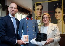 Landeshauptfrau Johanna Mikl-Leitner und der Leiter der Landessammlungen Niederösterreich Armin Laussegger präsentierten ausgewählte Objekte der geplanten Ausstellung.