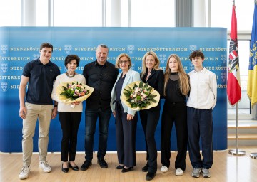 Landeshauptfrau Johanna Mikl-Leitner nahm die Angelobung von Peter Molnar vor. Im Bild die Landeshauptfrau mit dem neuen Bürgermeister von Krems und dessen Familie.