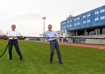 Sportinfrastrukturpaket für die Landeshauptstadt geschnürt. Im Bild von links nach rechts: Bürgermeister Matthias Stadler und Sportlandesrat Jochen Danninger  