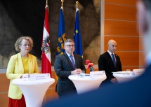 (v.l.) Landesrätin Christiane Teschl-Hofmeister, Landesrat Ludwig Schleritzko und NÖGUS-Vorsitzender Christoph Luisser beim Medienstatement am Dienstagnachmittag im Landhaus St. Pölten.