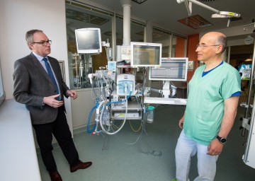 Von links nach rechts: LH-Stellvertreter Stephan Pernkopf und Prof. Christoph Hörmann (Primar Abteilung für Anästhesie und Intensivmedizin, UK St. Pölten)