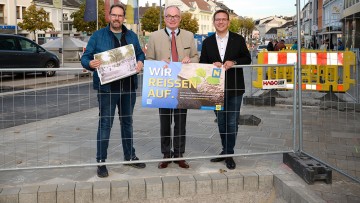 Für Blau-gelben Bodenbonus eingereichtes klimafittes Ortszentrum in Amstetten (v.l.n.r.): Vizebürgermeister Markus Brandstetter, LH-Stellvertreter Stephan Pernkopf, Bürgermeister Christian Haberhauer