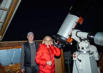 Landeshauptfrau Johanna Mikl-Leitner und Obmann Michael Jäger beim Spiegelteleskop des Astronomischen Zentrums Martinsberg.