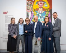 (v.l.n.r.) Johanna Feilacher mit Gattin, Landeshauptfrau Johanna Mikl-Leitner, Bezirkshauptmann Andreas Riemer, Kuratorin Nina Ansperger und Christoph Reiter-Havlicek, Leiter der Abteilung Gebäude- und Liegenschaftsmanagement im Amt der NÖ Landesregierung.