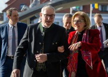 Landeshauptfrau Johanna Mikl-Leitner mit Bürgermeister Franz Stiegler auf dem Weg zur Besichtigung des neuen Kindergartens in Matzendorf-Hölles.