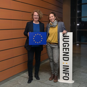 Jugend-Landesrätin Christiane Teschl-Hofmeister und Christiane Aschauer von der Jugend:info NÖ 