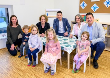 Die Kindergartenleiterin Irmgard Rinder, Familien-Landesrätin Christiane Teschl-Hofmeister, Landtagsabgeordneter Kurt Hackl, Stadträtin Veronika Strobel, Bürgermeister Dominic Litzka und die Kinder freuen sich über die neue Kindergartengruppe (v.l.n.r.).