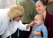 Landeshauptfrau Johanna Mikl-Leitner mit einer jungen Mutter aus Perchtoldsdorf und ihrem Kind.