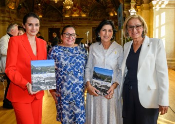 (v.l.) Katarzyna Lutecka, Leiterin des Amalthea Verlages, die Intendantin der Festspiele Reichenau Maria Happel, Autorin Danielle Spera und Landeshauptfrau Johann Mikl-Leitner bei der Präsentation des Buches „Stammgäste: Jüdinnen und Juden am Semmering“ im Palais Niederösterreich.