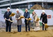 (v.l.) Erich Laller, technischer Geschäftsbereichsleiter der Swietelsky AG, Peter Krammer, CEO der Swietelsky AG, Flughafen-Vorstand Günther Ofner, Landeshauptfrau Johanna Mikl-Leitner und Oliver Oszwald, Architektenbüro KNP architects.