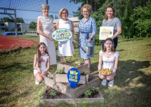 Schülerinnen des BRG/BORG am Schulring St. Pölten mit (hinten stehend v.l.n.r.) Direktorin Martina Meysel, Landeshauptfrau Johanna Mikl-Leitner, Landesrätin Christiane Teschl-Hofmeister und Elisabeth Harreither-Pramreiter (Leiterin So schmeckt Niederösterreich).
