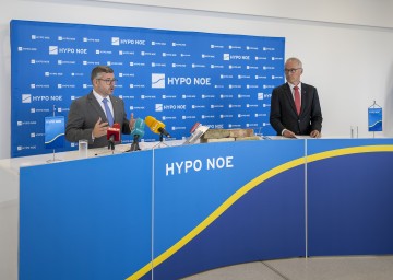 Landesrat Ludwig Schleritzko und HYPO NOE Vorstand Wolfgang Viehauser bei der Pressekonferenz zum Thema „Wohnraum schaffen“.