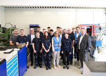 Gruppenfoto rund um Landeshauptfrau Johanna Mikl-Leitner mit Lehrlingen und Vertretern der Firma Pollmann.