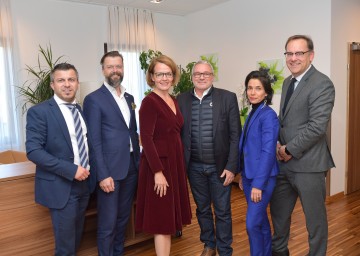Werner Bernreiter (Regionaldirektor SeneCura), Markus Mattersberger (Präsident des Bundesverbandes der Alten- und Pflegeheime Österreichs), Landesrätin Christiane Teschl-Hofmeister, Jean-Alain Margarit (Präsident Synerpa), Carole Falguieres (Operative Leitung Synerpa), Markus Schwarz (Operativer Direktor SeneCura Gruppe) im SeneCura Sozialzentrum Grafenwörth (v.l.n.r.)