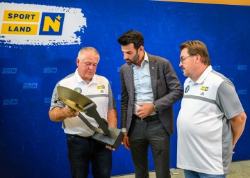 LH-Stv. Udo Landbauer mit Obmann-Stellvertreter Wolfgang Karl (l.) und Obmann Stefan Solböck vom WSV Wang.